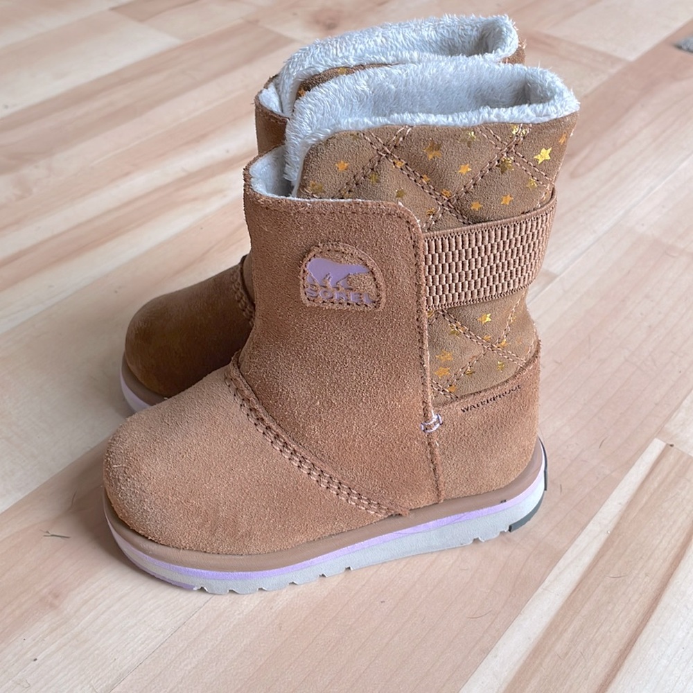 Suede Sorel Toddler girl Waterproof boots. They have gold shiny stars on them.